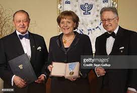 Los amos de merkel.jpg