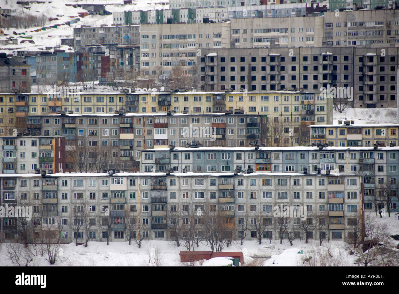 viejos-edificios-de-hormigon-de-la-era-sovietica-en-la-ciudad-de-petropavlovsk-kamchatsky-en-kamchatka-en-el-lejano-oriente-ruso-2008-ayr0eh.jpg